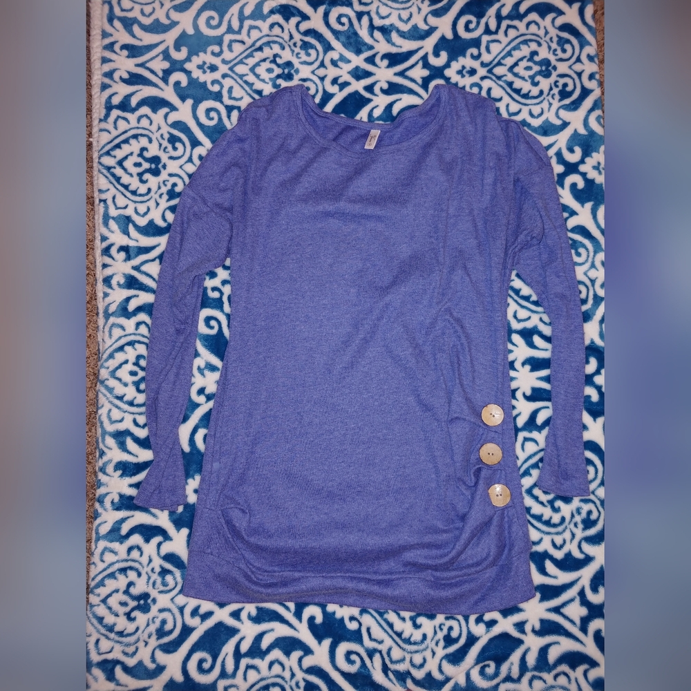 Yincro Blue lightweight sweater. Size Med. Great condition.